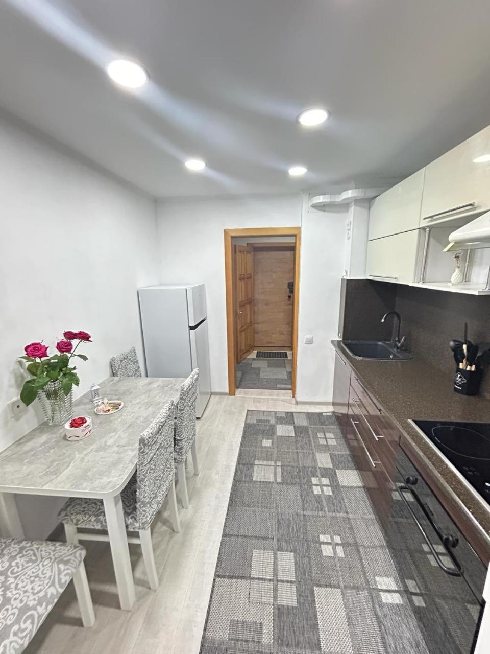 двухкомнатные на улице естая, дом 89 напротив тд артур Apartment Pavlodar